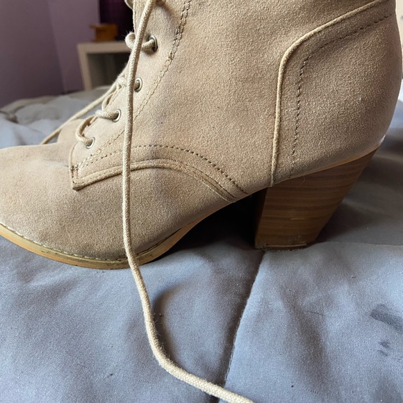 Tan lace up heeled booties - Picture 3 of 3